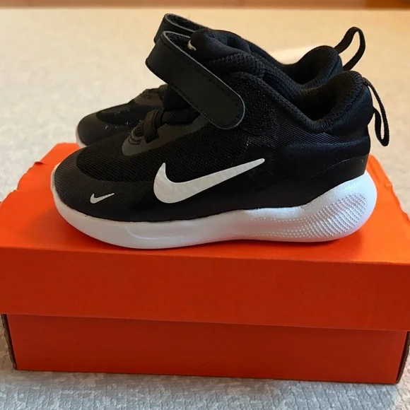 Nike Revolution 7 - Tanjun - Child Black and White Sneakers - size 6c - Like New - Picture 2 of 6